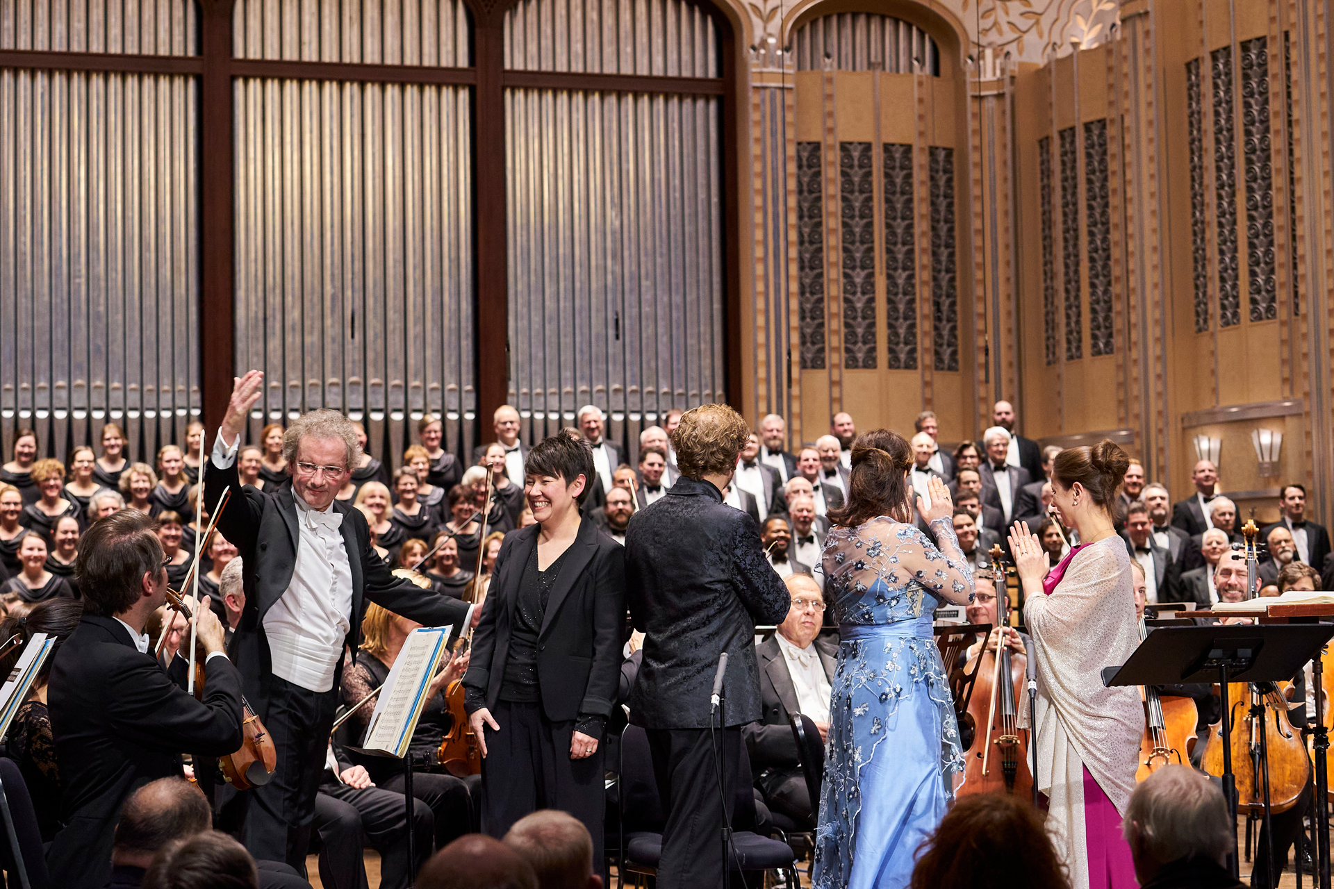 Wong joins Welser-Möst to receive applause during the March 2020 performance of Mendelssohn’s Lobgesang 